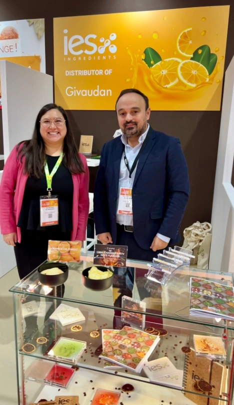 Stand IES Ingredients salon professionnel - distributeur Givaudan avec représentants et échantillons ingrédients