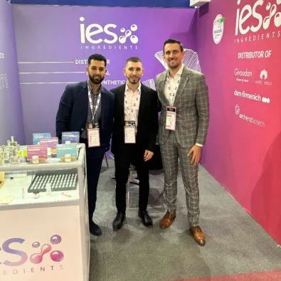 Équipe IES Ingredients sur stand salon professionnel cosmétique et parfumerie